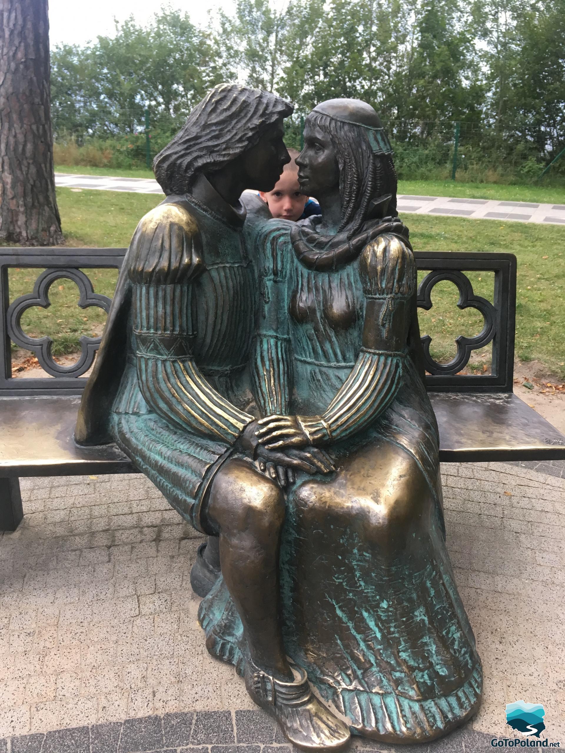 statue of lovers