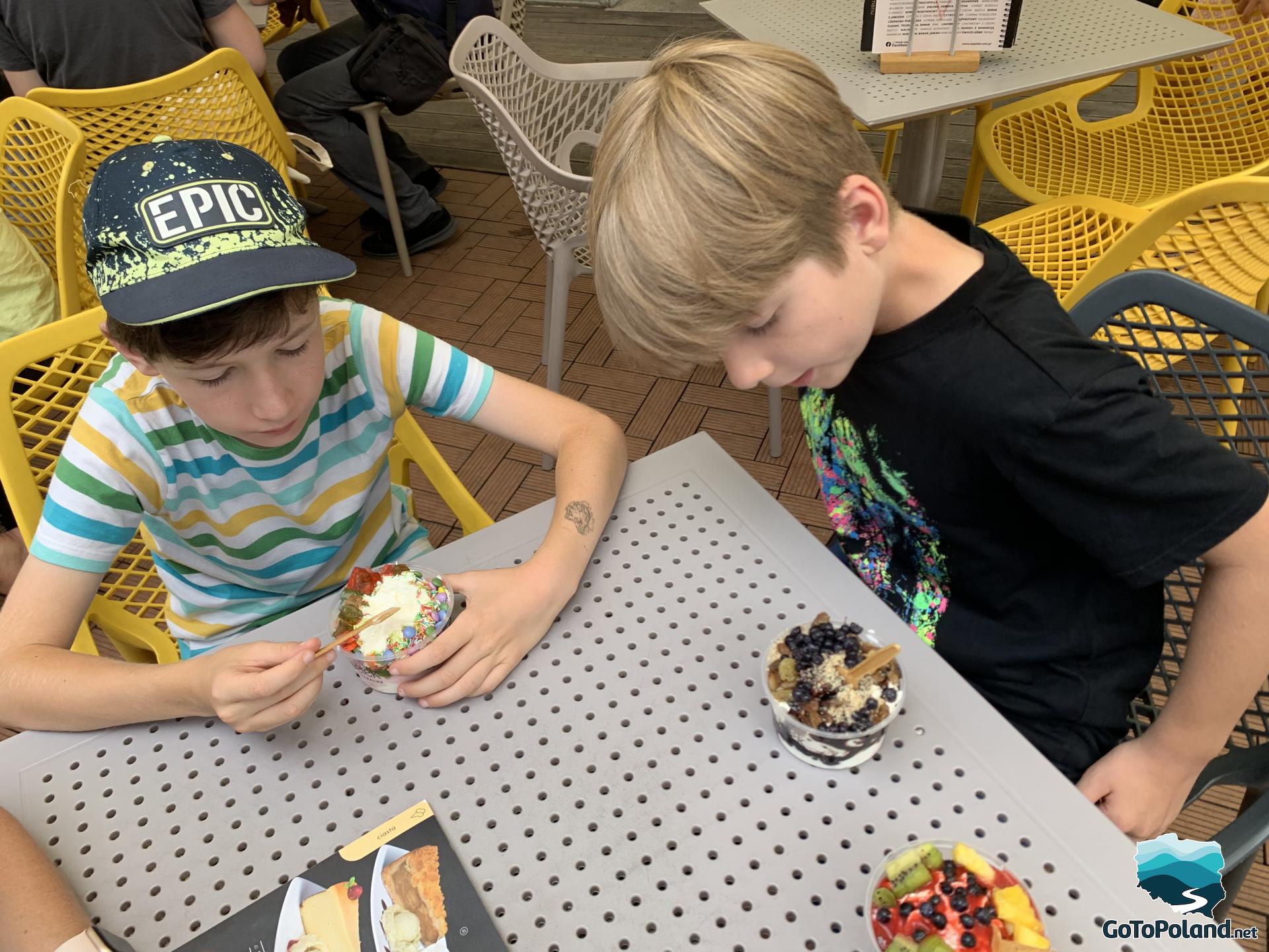 two kids eating ice cream 