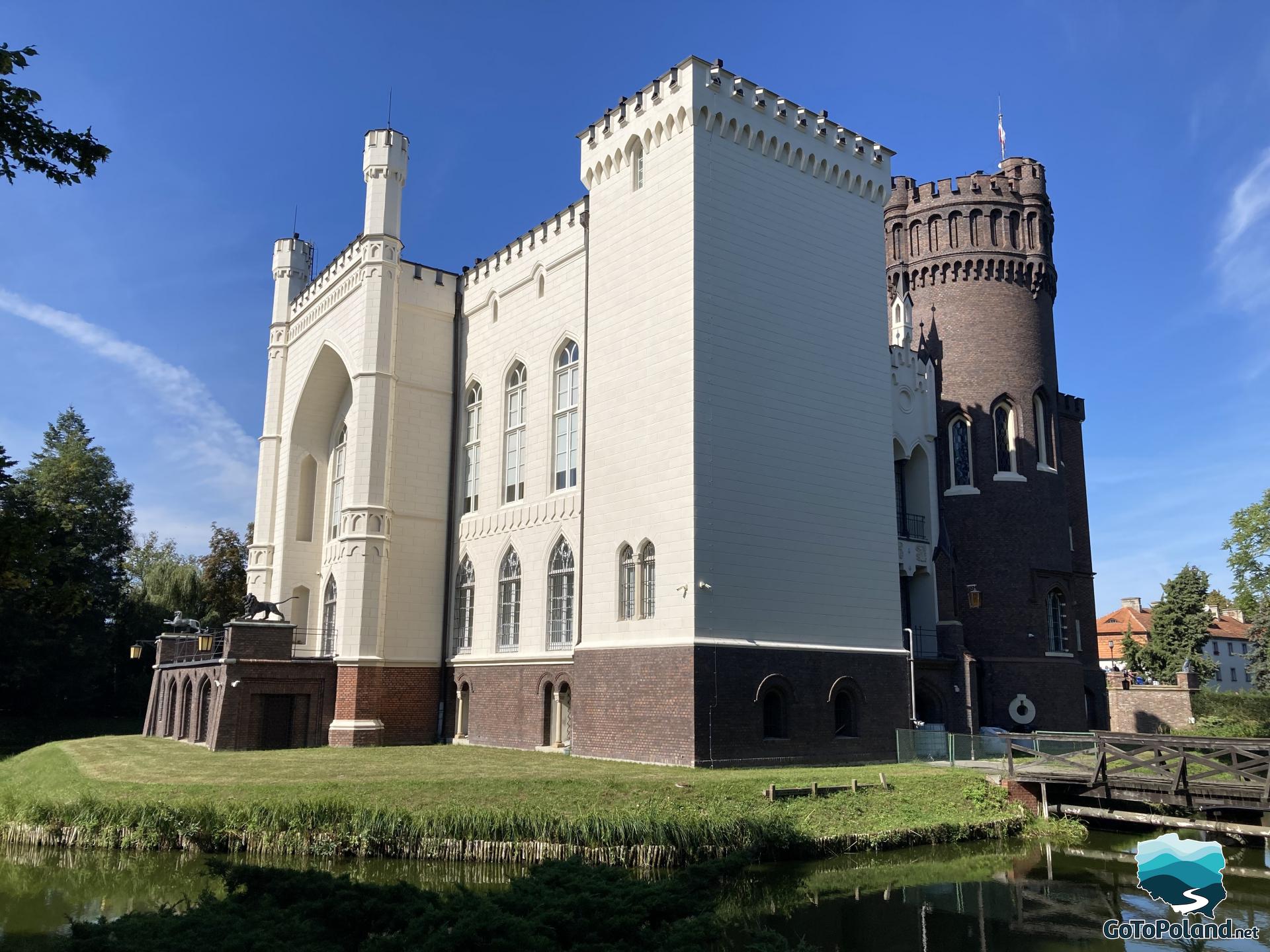 a small, white castle surrounded by a moat