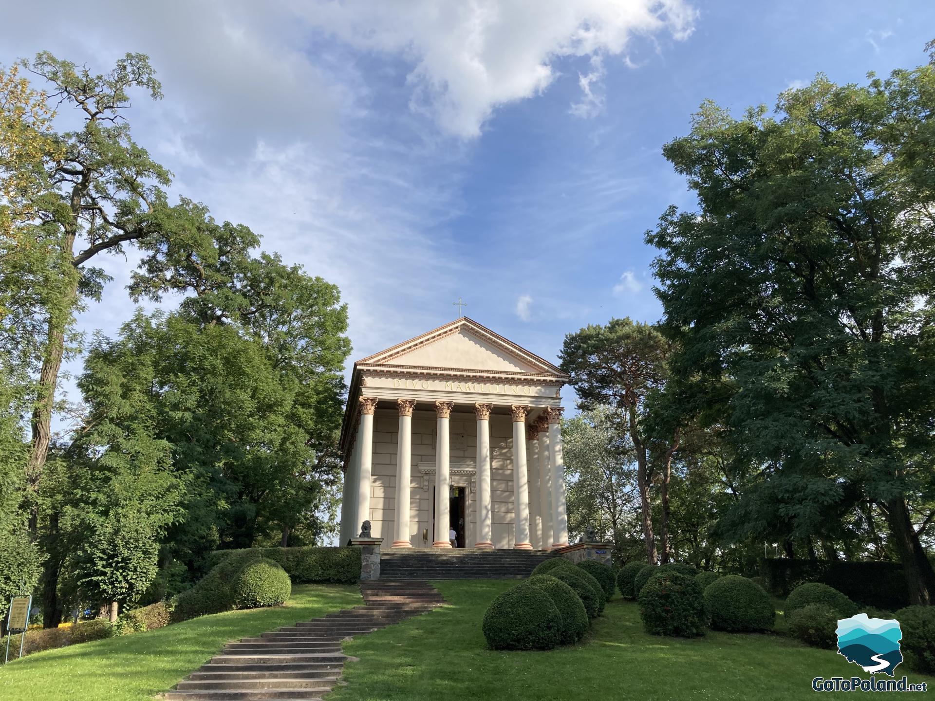 a building reminding a greek temple with columns in corinthian style