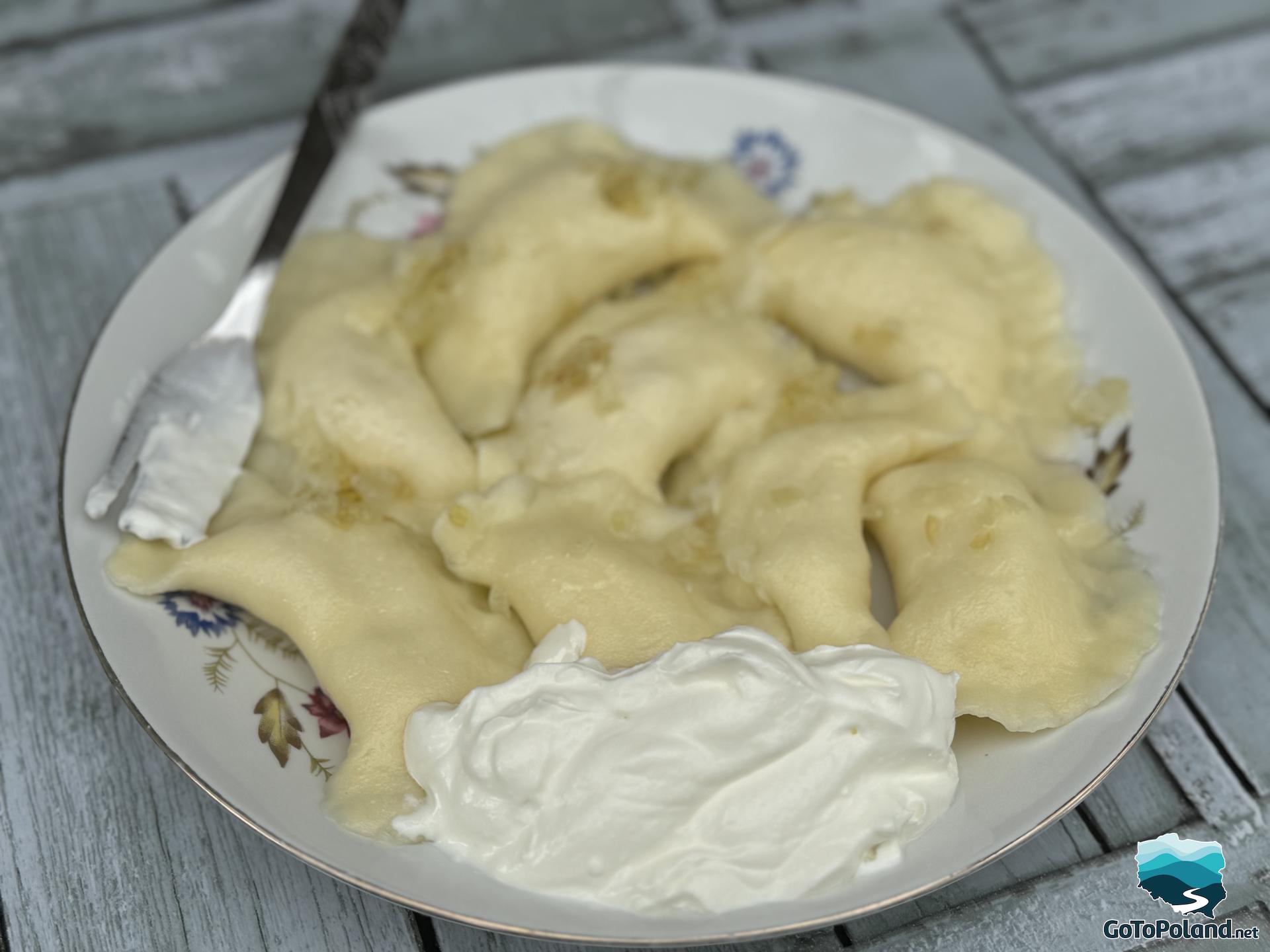 dumplings with cream on a plate