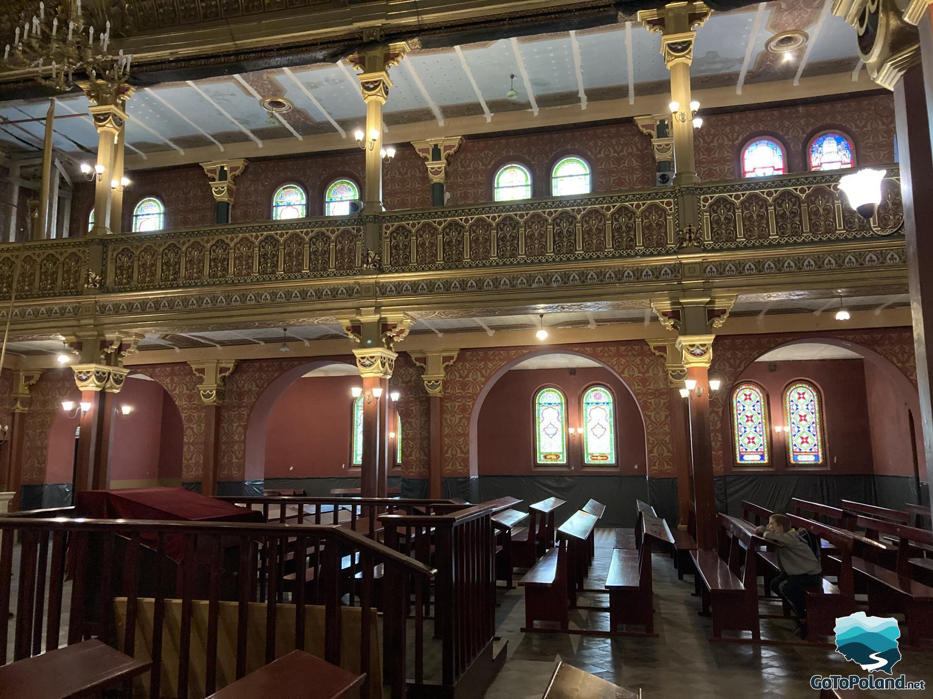 the interior of the synagogue 